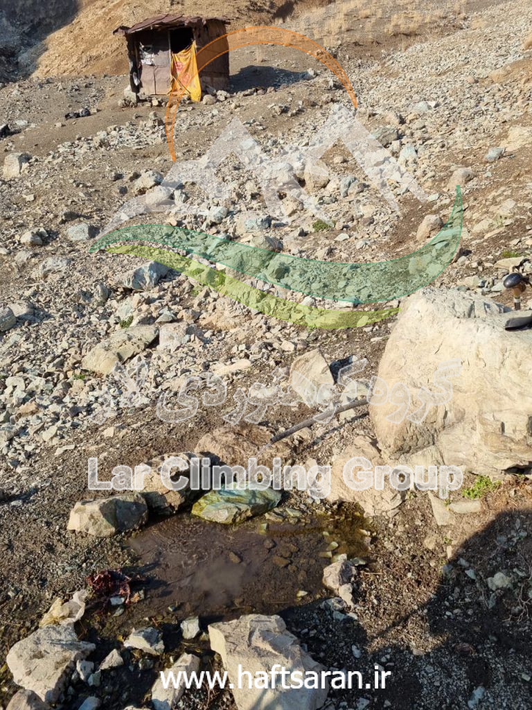 تصویری ازچشمه وکلبه درقسمت پهن وسنگریزه ای دره.راه صعود ماازسمت چپ کلبه وراه بازگشتمان ازیال پرشیب سمت راست آن بوده است