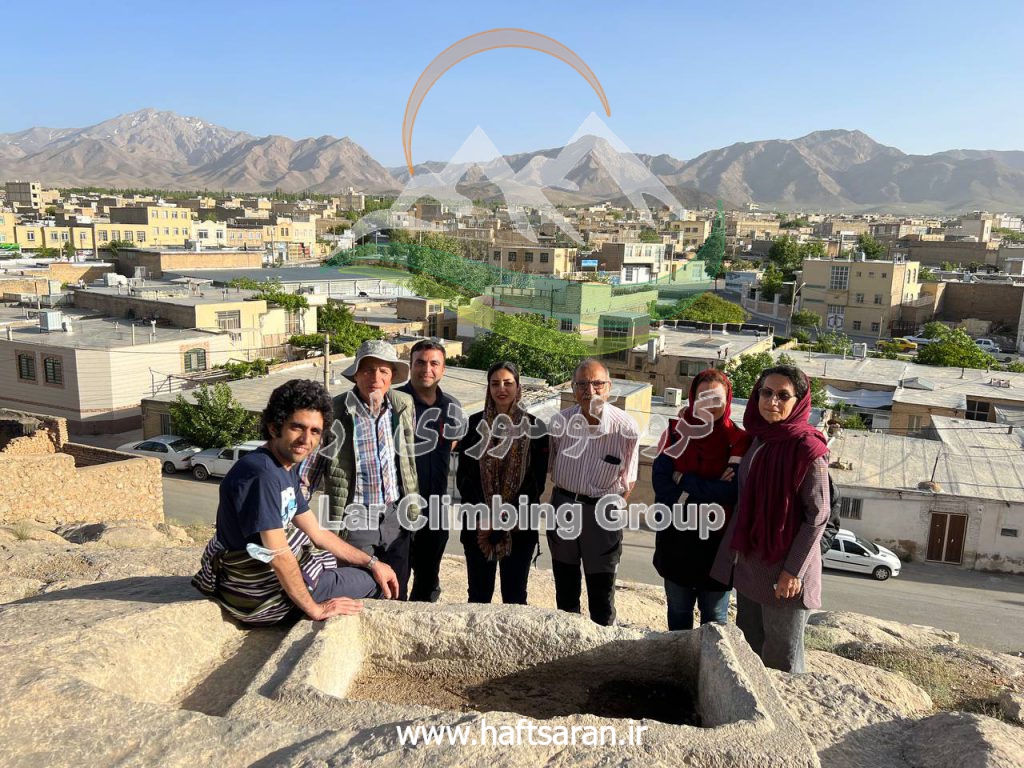 حوضچه دختر گبر- قله بل در پس زمینه دیده میشود